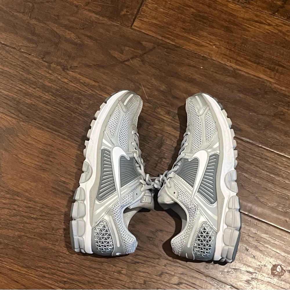Nike Light Gray Sneakers VOMERO